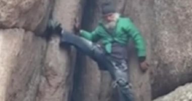 العمر مجرد رقم.. روسى 71 عاما يتسلق الجبال دون استخدام حبل للتأمين .. فيديو