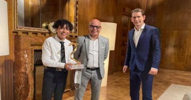 طفل مصرى يفوز بجائزة شخصية العام فى النمسا لمساعدته كبار السن بأزمة كورونا