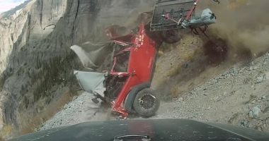 لحظة سقوط سيارة تقودها امرأة من منحدر خطير بأمريكا.. فيديو