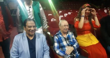 أسرة مسرحية "السلطانية" تحتفل بعودة المخرج مراد منير للمسرح بعد وعكة صحية