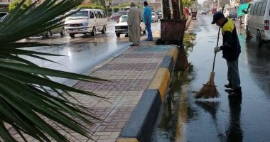 الأجهزة التنفيذية بالإسكندرية ترفع آثار الأمطار المتراكمة من شوارع المدينة.. صور