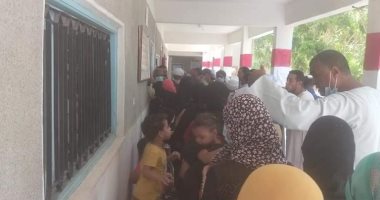 نقل الناخبين إلى لجانهم للتصويت بمدينة القرنة غرب الأقصر.. صور