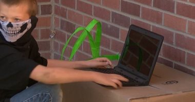 طالب أمريكى يجلس بجوار سور المدرسة للاتصال بالإنترنت لعدم قدرته على الاشتراك