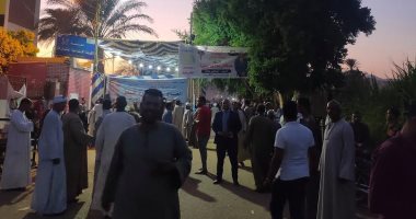 أهالى قرى الأقصر يتوافدون بكثافة على لجان التصويت ليلا