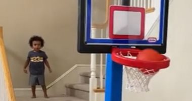 طفل 3 سنوات يكتسب شهرة كبيرة  لمهارته في كرة السلة.. فيديو