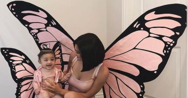 كايلى جينر تكشف سر ارتداءها وابنتها ملابس "الفراشة" فى العام 2018.. صور