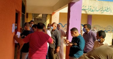 إقبال الناخبين على لجان الانتخابات البرلمانية بمنشأة القناطر.. صور