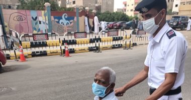 رجال الأمن يساعدون كبار السن فى لجان انتخابات الشيخ زايد.. صور 