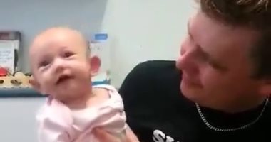 فتاة صماء بعمر 3 أشهر تسمع أمها لأول مرة بأستراليا.. صور