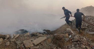 الحماية المدنية بالقليوبية تسيطر على حريق بالمدفن الصحى للقمامة بالعبور.. صور