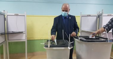 رئيس جامعة الفيوم يدلى بصوته فى انتخابات مجلس النواب