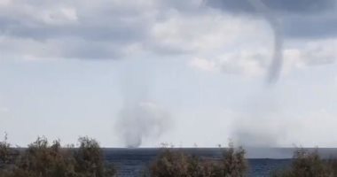 لقطات لتجمع ثلاث عواصف مائية ضخمة قبالة سواحل جزيرة رودس اليونانية "فيديو"