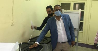 رئيس جامعة أسوان يدلى بصوته فى انتخابات النواب.. صور
