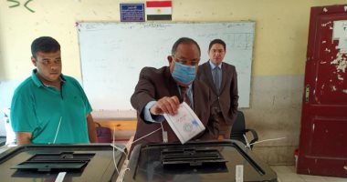 رئيس جامعة حلوان يدلى بصوته فى انتخابات النواب بمقر لجنته بالعجوزة