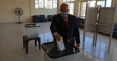 رئيس جامعة القاهرة يدلى بصوته فى انتخابات مجلس النواب بالشيخ زايد