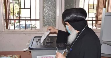 أسقف بنى سويف يدلى بصوته فى الانتخابات البرلمانية.. صور