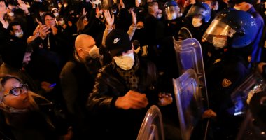 صور.. مواجهات بين الشرطة الإيطالية ومئات المتظاهرين المعارضين لحظر التجول