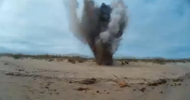 لحظة تفجير البحرية الأمريكية قنبلة من الحرب العالمية الثانية.. فيديو وصور