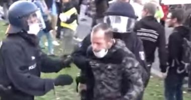 اعتقالات ومشاهد عنف فى احتجاجات ضد قيود كورونا بألمانيا.. فيديو وصور