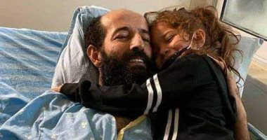 أسير فلسطينى يحتضن طفلته بقوة بأول لقاء بعد اضراب عن الطعام 91 يوما.. فيديو