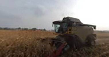 آلة زراعية تحصد الذرة والحبوب تسير من دون سائق فى حقول روسيا.. فيديو