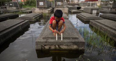 صور.. مياه إعصار "مولاف" في الفلبين تغرق المقابر