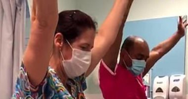 طبيبان يؤديان رقصة بحيرة البجع لطفلة مصابة بالسرطان لرفع معنوياتها..فيديو وصور