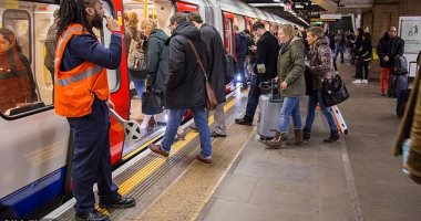 طبيب يتعرض للضرب بعد اعتراضه على عدم ارتداء 4 أفراد الكمامة فى مترو لندن 