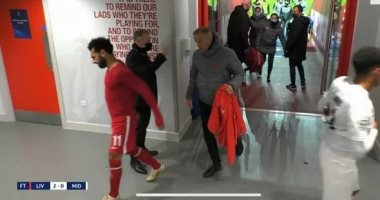 محمد صلاح يثير مخاوف جماهير ليفربول بعد مباراة ميتلاند الدنماركى.. فيديو