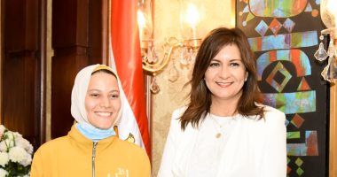 فتاة تتقلد منصب وزيرة الهجرة لمدة يوم احتفالا بيوم الفتاة العالمى.. صور 