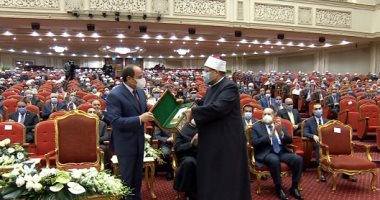 وزير الأوقاف يقدم هدية تذكارية للرئيس خلال احتفالية ذكرى المولد النبوى