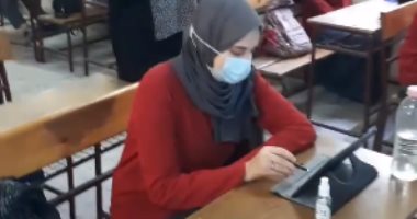 فيديو.. كيف تتعامل طالبات الثانوية بالقاهرة مع التابليت؟
