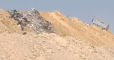 هيئة النظافة بالقاهرة تعاين منطقة في زهراء المعادى تحولت إلى مقلب قمامة