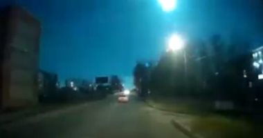 كاميرا ترصد لحظة انفجار نيزك وإضاءة سماء مدينة روسية.. فيديو