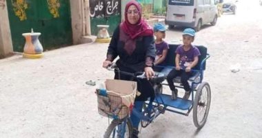 بدراجة هوائية تنقل طلبات الزبائن.. قصة كفاح "أم البنات" فى شوارع الإسكندرية