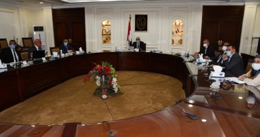 وزير الإسكان يستعرض البدائل المقترحة لتطوير مناطق غير مخططة بالقاهرة والجيزة