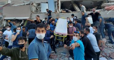 صور.. استمرار البحث عن مفقودين تحت أنقاض زلزال أزمير التركية