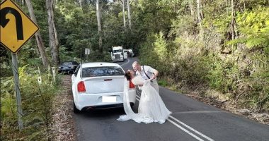 قصة رائعة وراء صورة عروسين يتعانقان على طريق ريفى هادئ بأستراليا.. التفاصيل