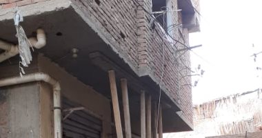 رئيس مدينة أشمون بالمنوفية يتابع إزالة منزل آيل للسقوط بقرية صراوة.. صور
