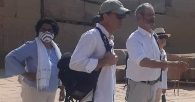 سفير فرنسا بالقاهرة يزور الكرنك ويستمع لشرح حول المعبد.. صور