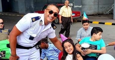 ضابط يفاجئ طفلة على كرسى متحرك بتورتة واحتفال لا ينسى بعيد ميلادها.. صور