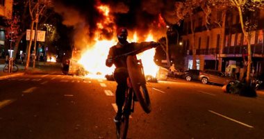 صور.. اشتباكات عنيفة بين المتظاهرين والشرطة فى برشلونة بسبب قيود كورونا