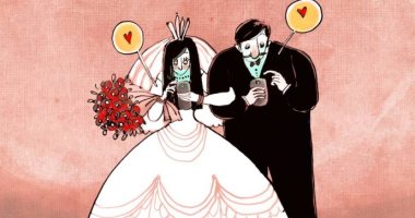 كاريكاتير إماراتى يظهر انشغال الناس بالسوشيال حتى عروسان ليلة زفافهما  