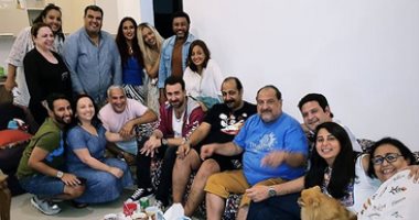 فنانون يحتفلون بـ خالد الصاوى بعد تكريمه فى مهرجان الجونة