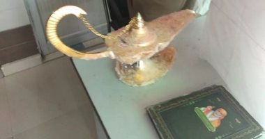 طبيب هندى يشترى مصباح علاء الدين "مزيف" على طريقة العتبة الخضراء.. صور