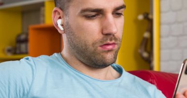 سماعة Apple AirPods سيمكنها أن تتعرف علي مالكها بناء على شكل الأذن