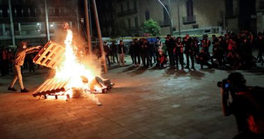 صور.. اشتباكات بين الشرطة ومحتجين على قيود كورونا فى عدة مدن إسبانية