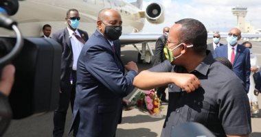 رئيس مجلس السيادة السودانى يصل أديس آبابا ويلتقى رئيس الوزراء الإثيوبى