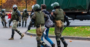 الأمن البيلاروسى يعتقل 10 متظاهرين خلال مسيرة احتجاج فى مينسك
