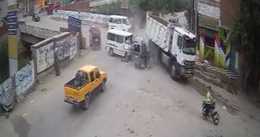 فيديو يرصد لحظة اصطدام سيارة ميكروباص بسوزوكى ومصرع 6 أشخاص فى البدرشين